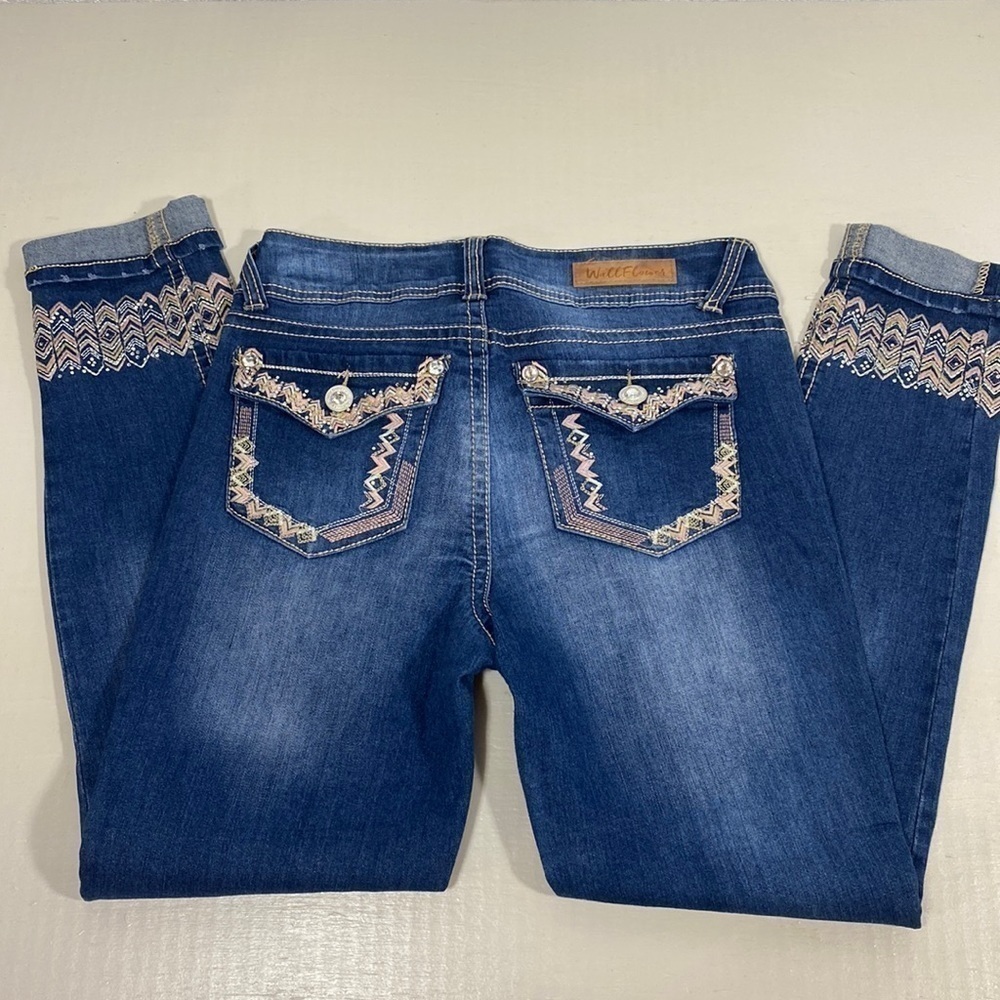 NWOT Wallflower ankle jeans with embroidered calves and pockets​​​​​​​​​​​​​​​